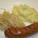 Stampfkartoffeln mit Sauerkraut und Bratwurst