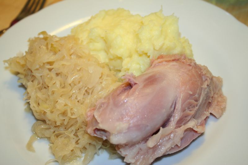 Eisbein gepökelt mit Sauerkraut und Kartoffelbrei